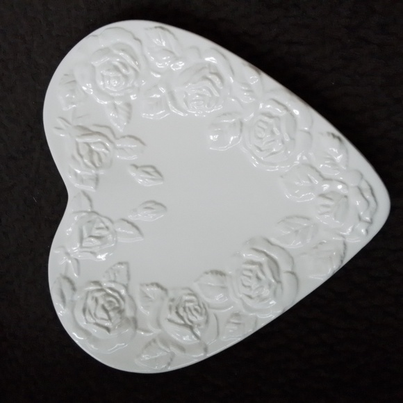 Casafina white heart shaped ceramic plate with roses - Picture 1 of 3